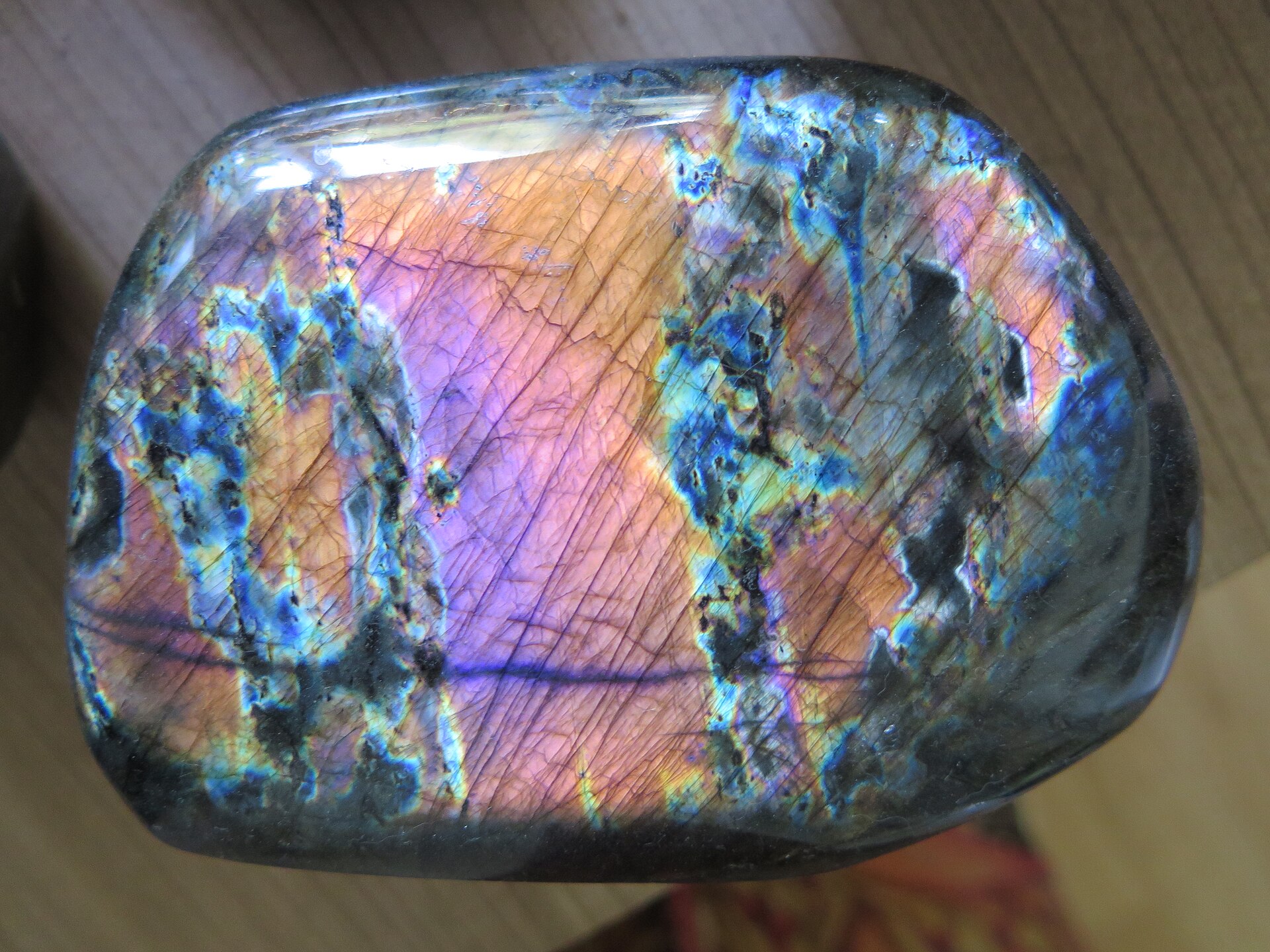 Labradorite — labradorescenza blu-verde