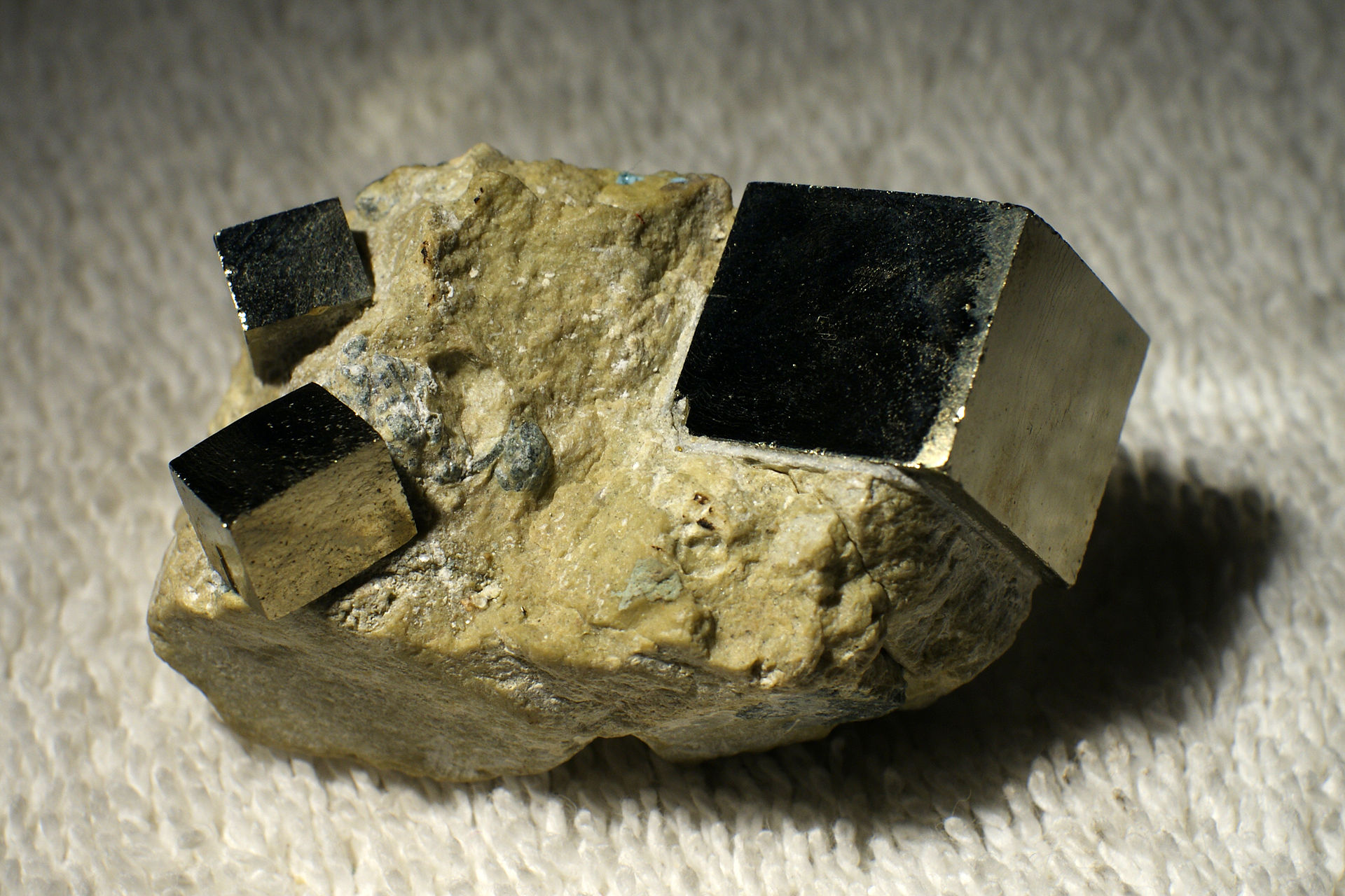 Pirite — cubi cristallini dorati